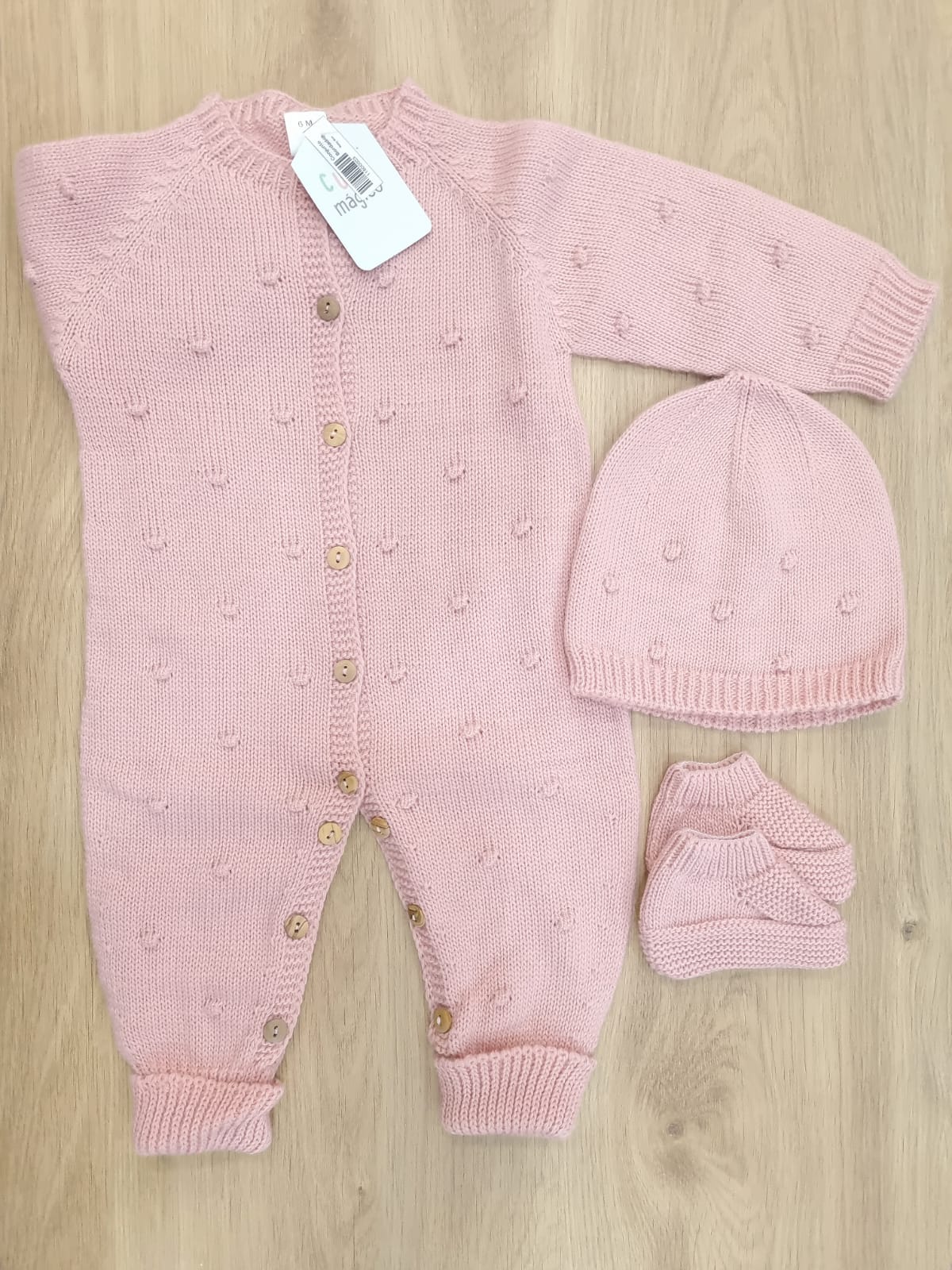 Mameluco rosado bordado con puntitos, incluye zapatos y gorro. 6M