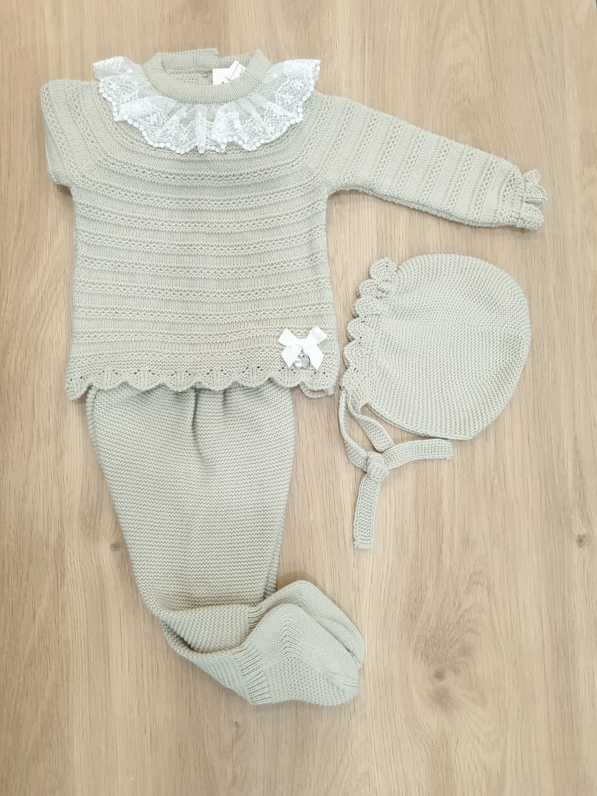 Café con cuello blanco, rayas y chonga blanca. 3M