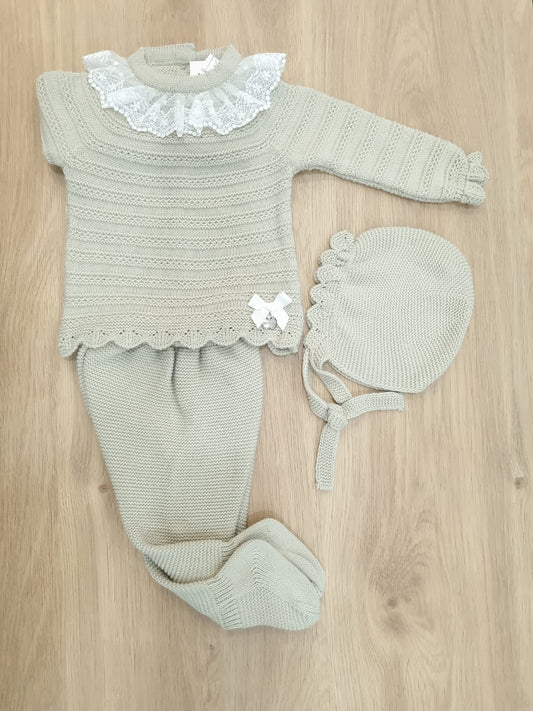 Café con cuello blanco, rayas y chonga blanca. 3M