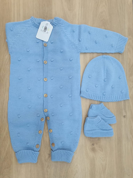 Mameluco Azul bordado con puntitos, incluye zapatos y gorro. 6M