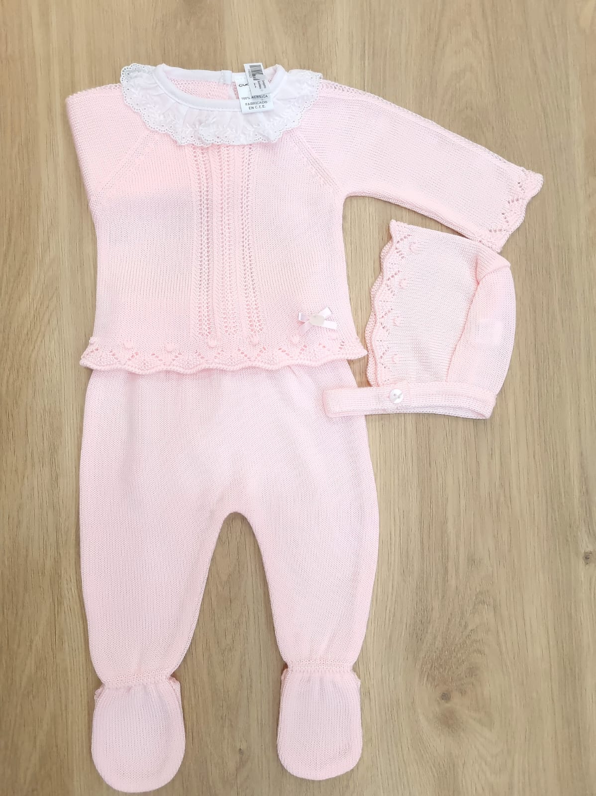 Rosado con cuello blanco, chonguita a un lado y al centro 3 canalitos. 1M