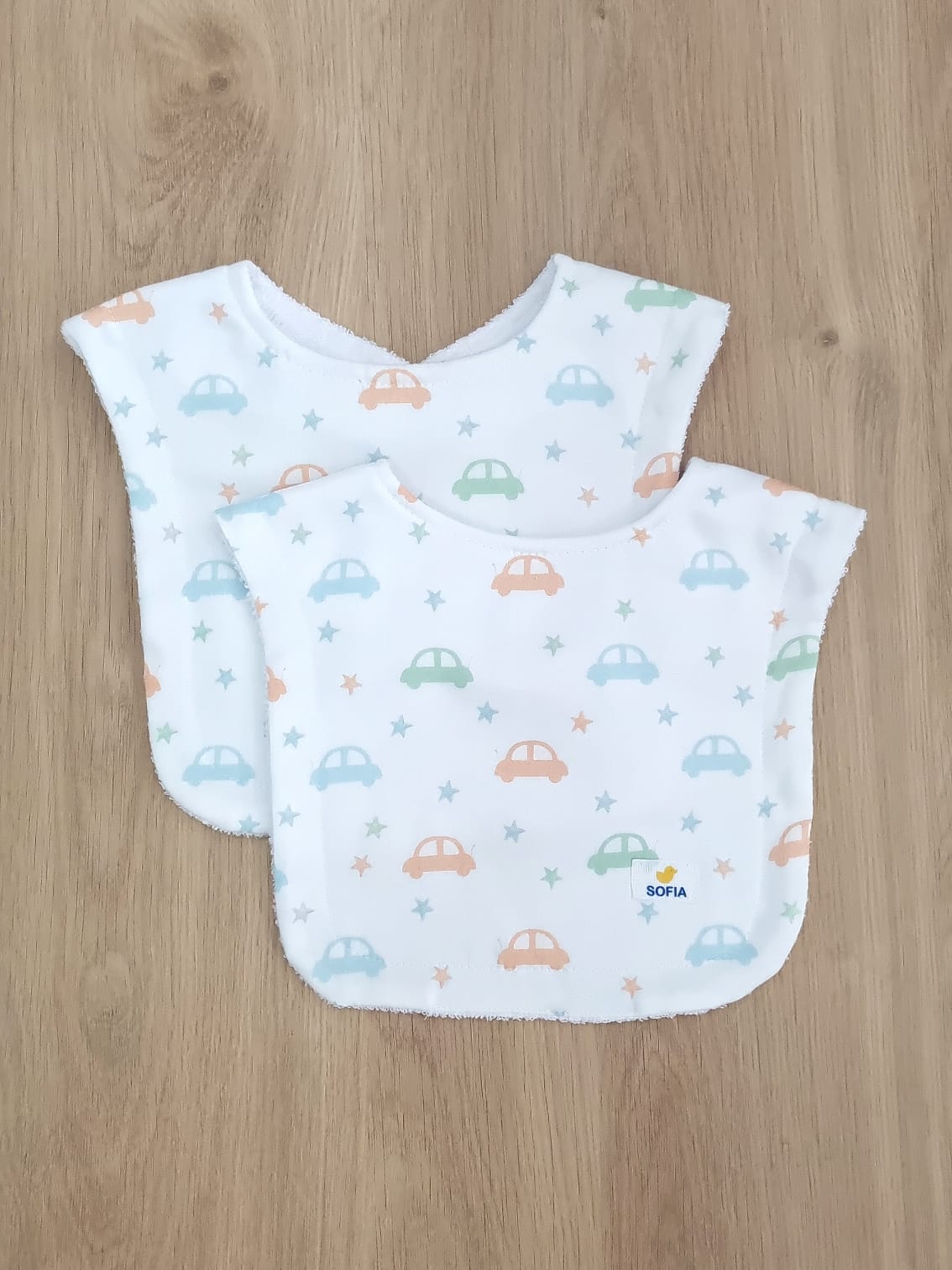 Set de 2 baberos. Carritos/Estrellas