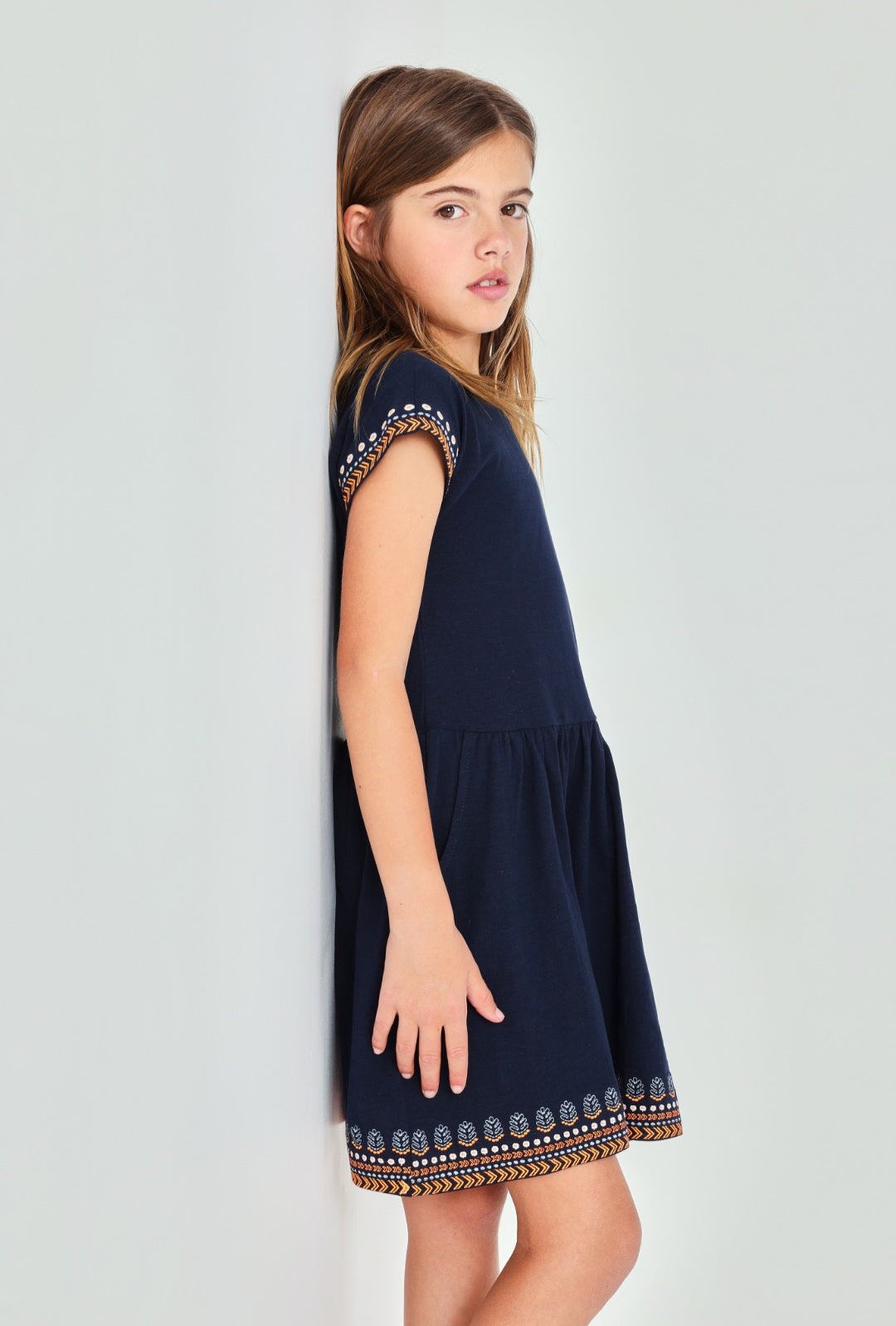 Vestido Azul Marino, Bordados Anaranjados