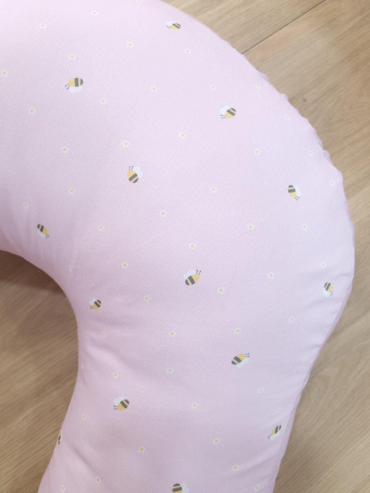 Almohada de lactancia. Abejitas rosa