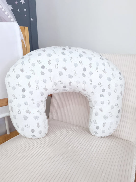 Almohada de lactancia. Conejito Gris