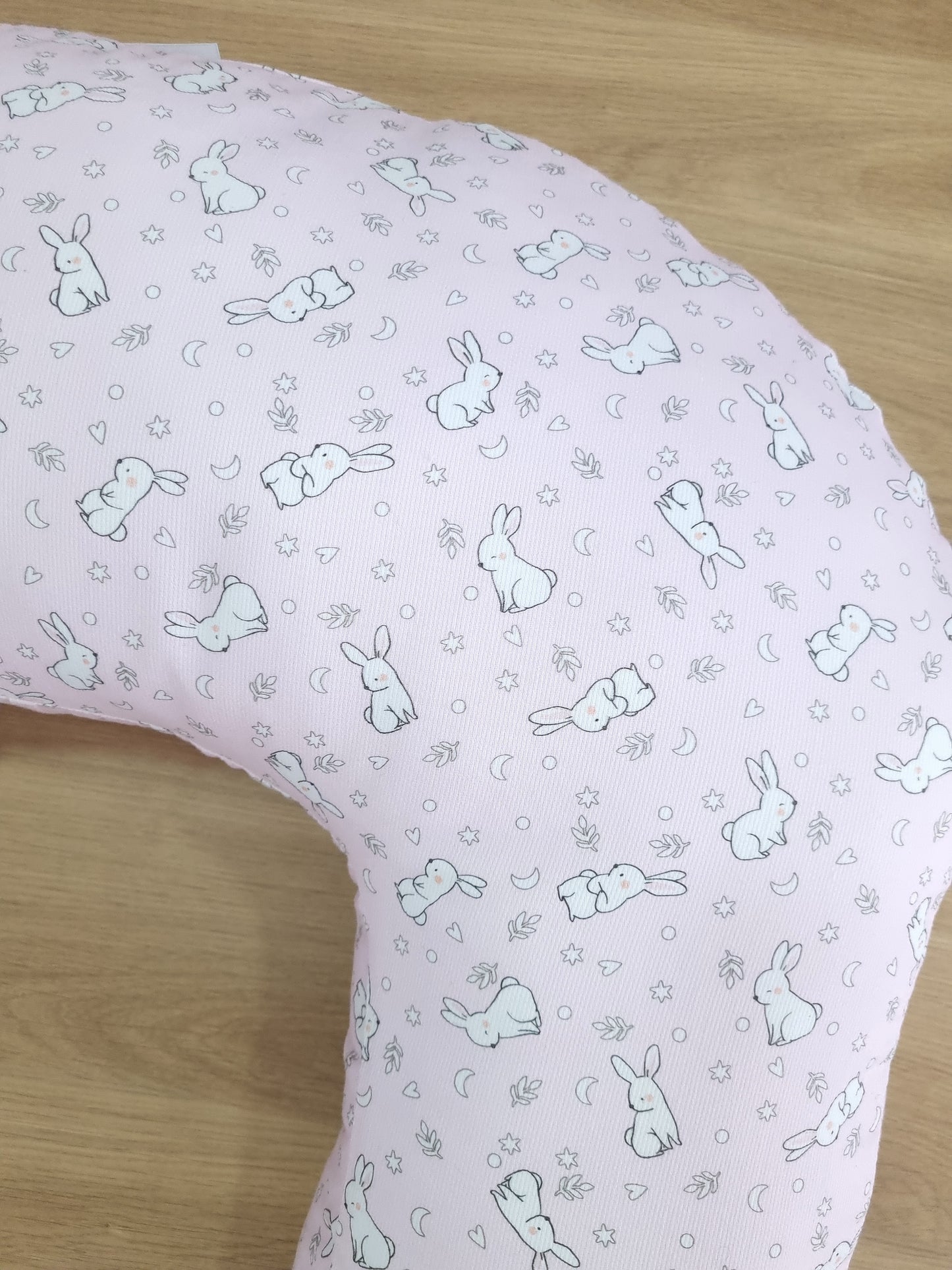 Almohada de lactancia. Rosado con conejitos