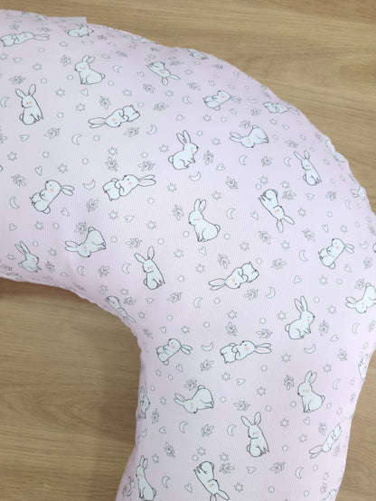 Almohada de lactancia. Rosado con conejitos