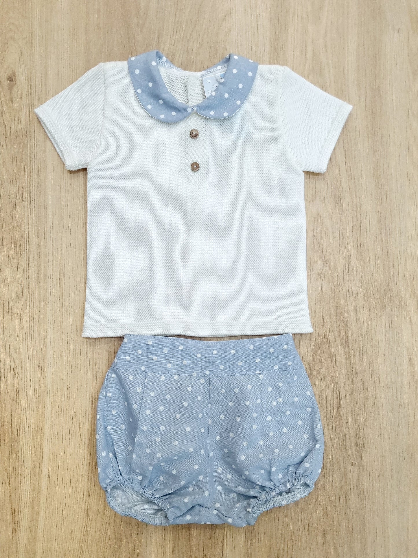 Conjunto crema y short celeste con puntos. 6M