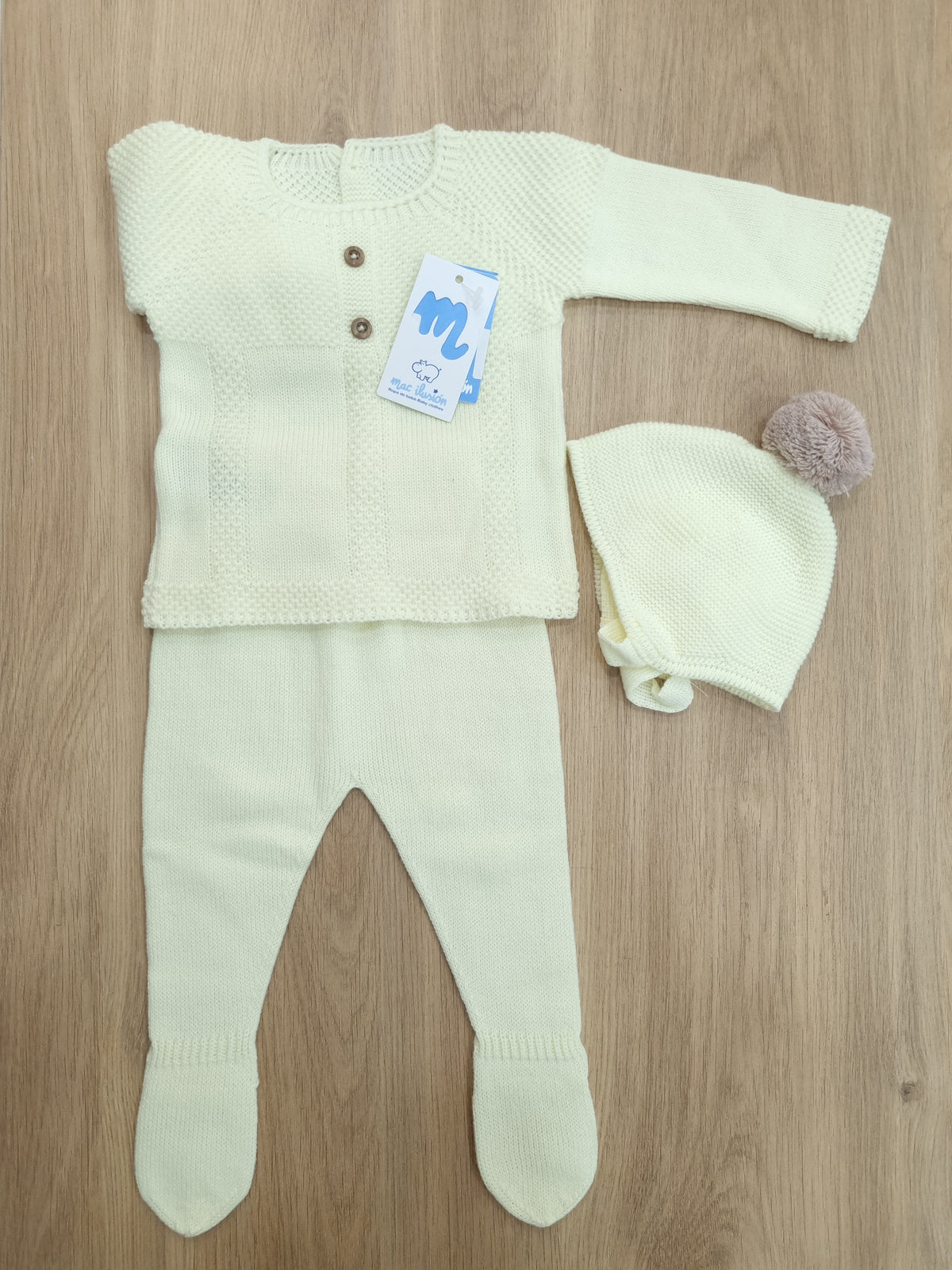 Amarillo con pompon café. 1M
