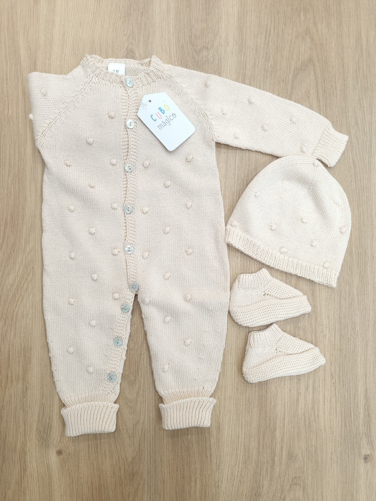 Enterizo Crema con gorro y zapatitos. 3M