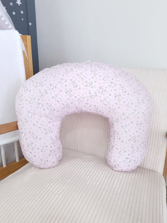 Almohada de lactancia. Rosado con conejitos