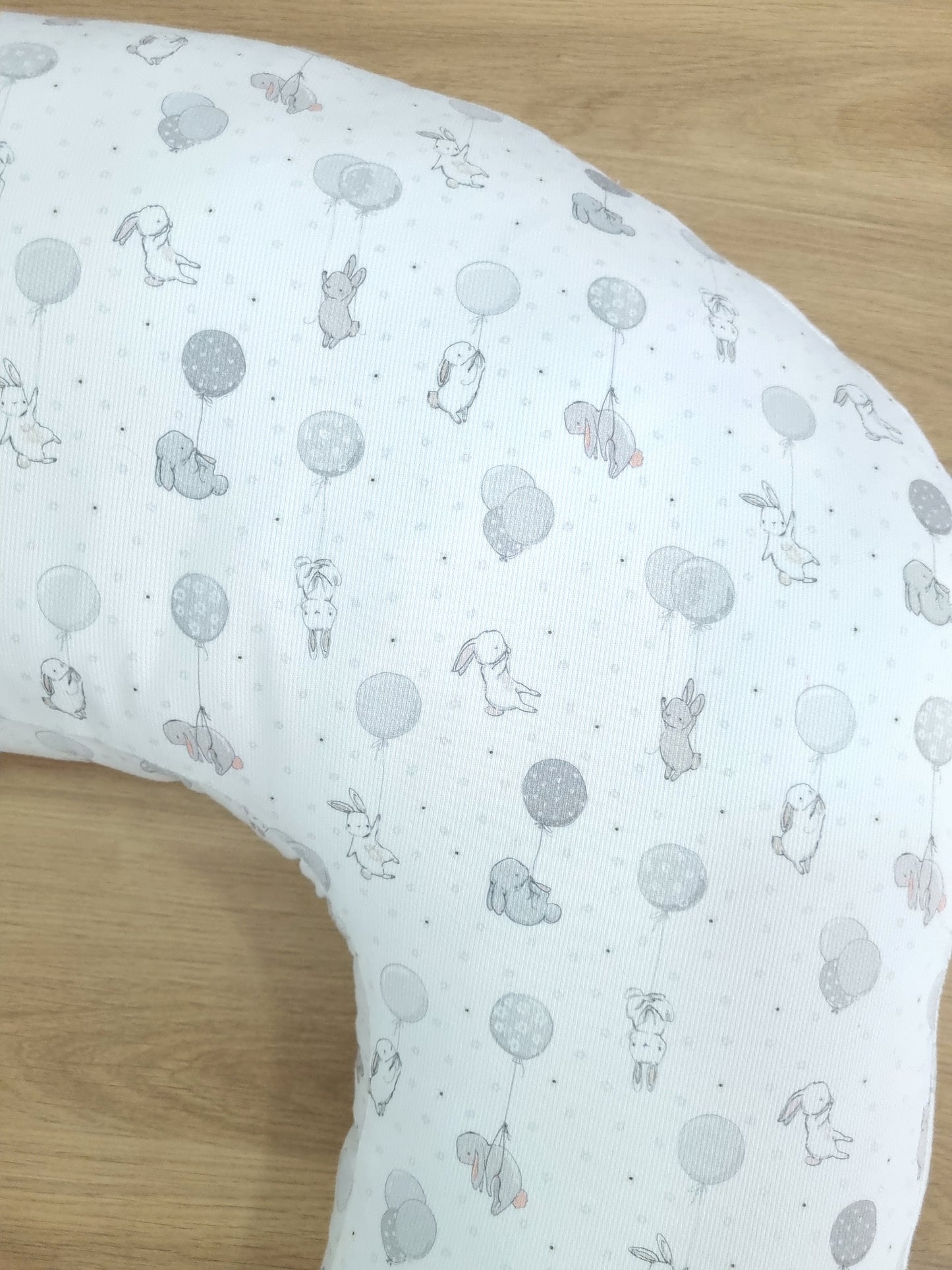 Almohada de lactancia. Conejito Gris