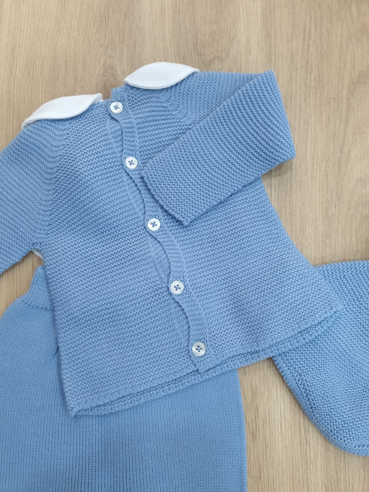 Cuello blanco y puntos navy blue en cuello. 1M