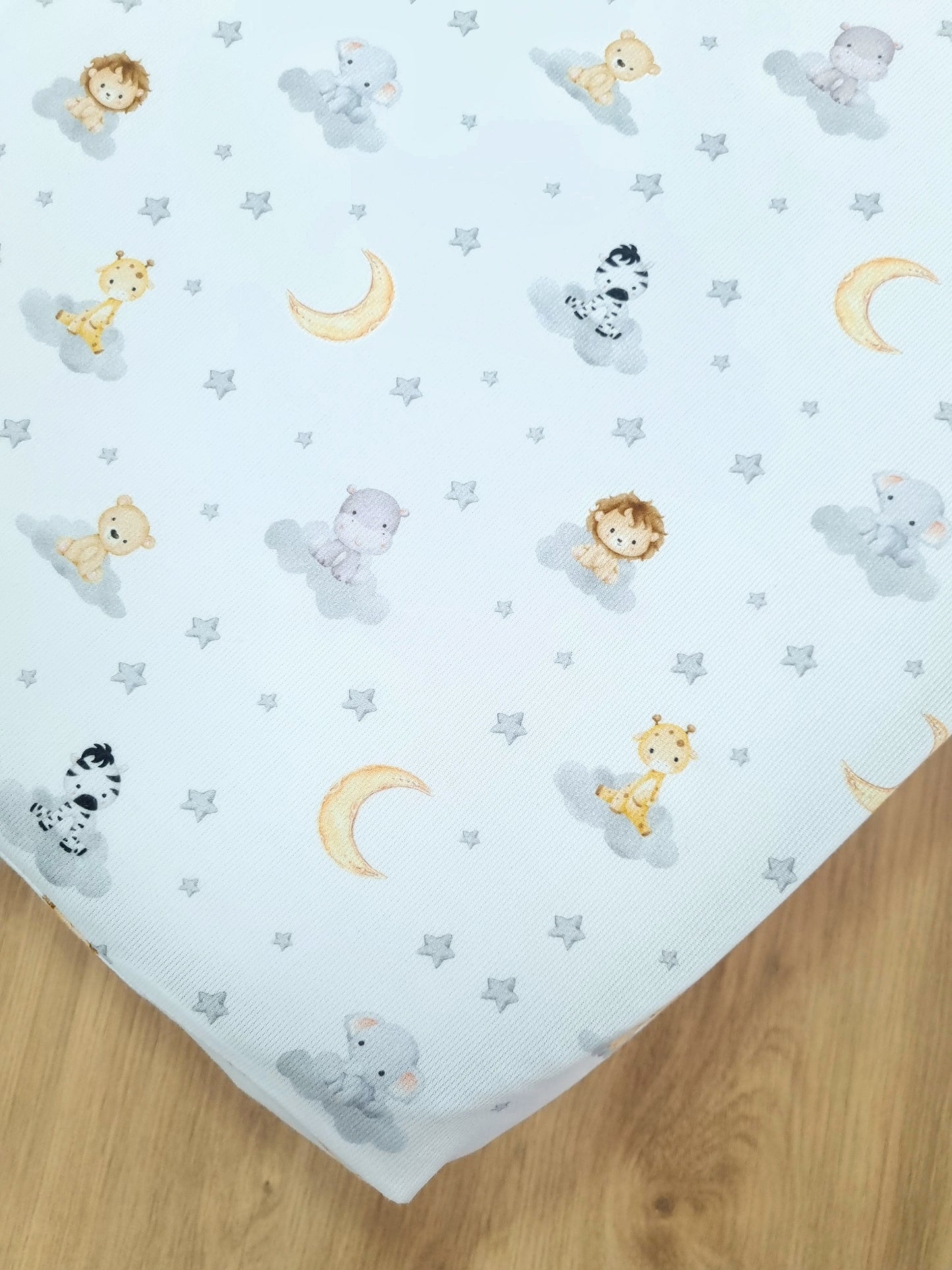 Cubre colchón cuna. Animalitos Grises