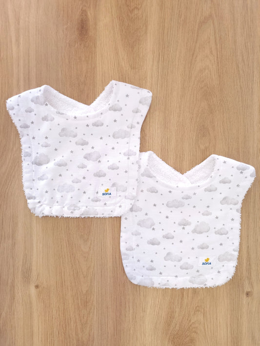 Set de 2 baberos. Nubes Grises