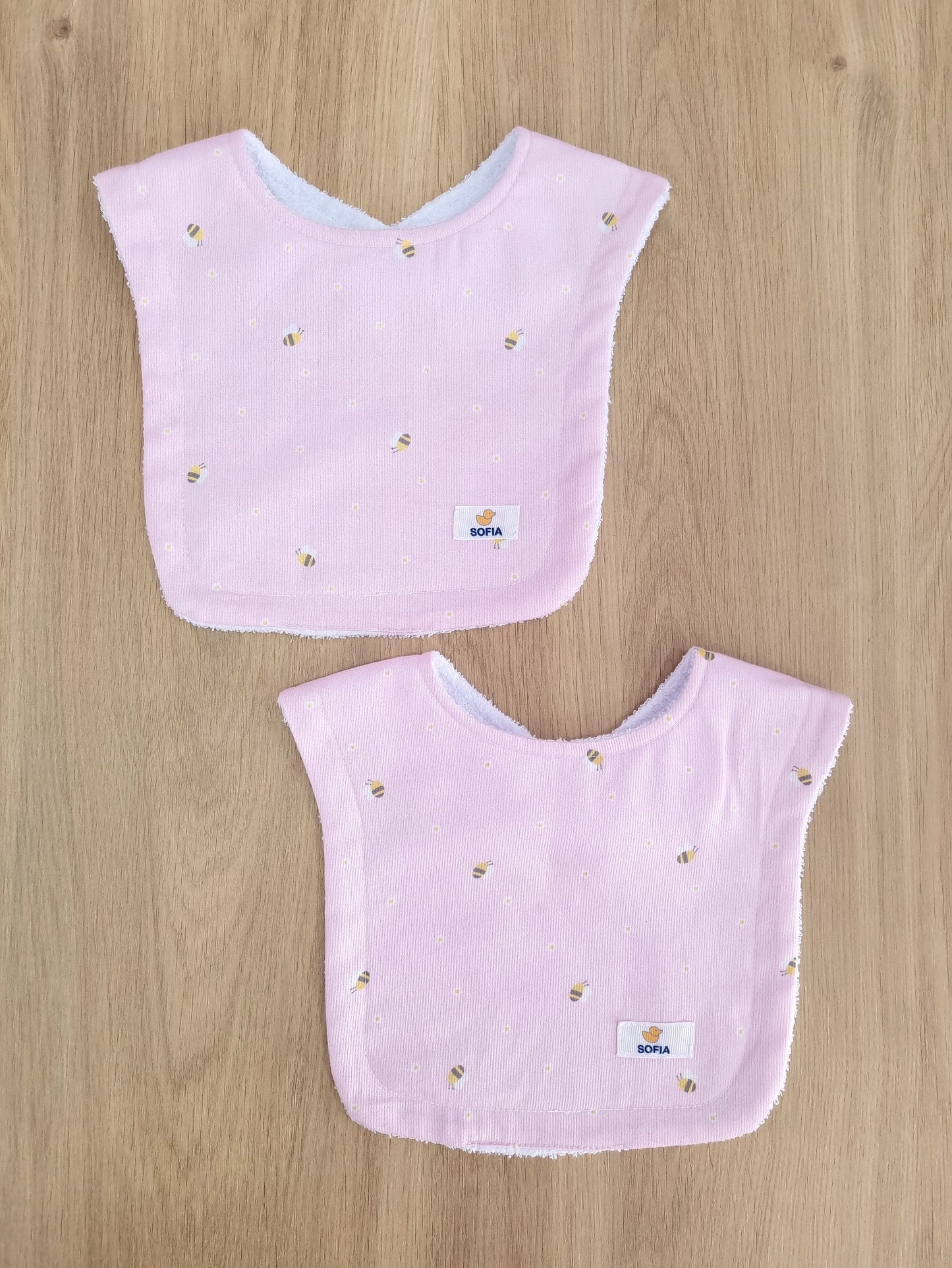 Set de 2 baberos. Abejita Rosa