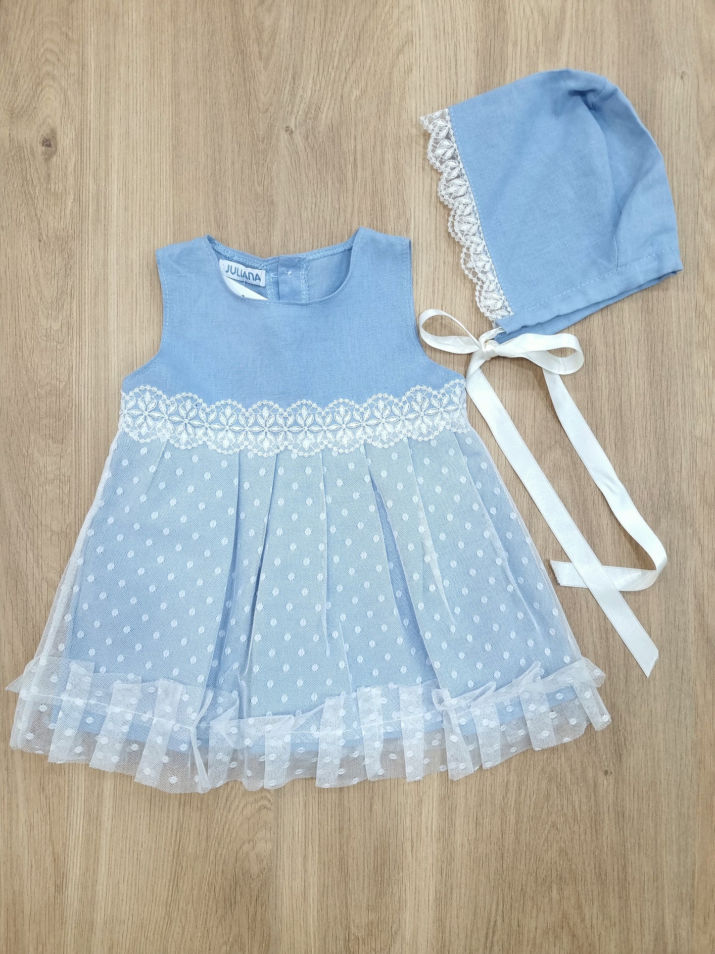 Vestido Celeste, con encaje blanco en falda, incluye gorro. 3M