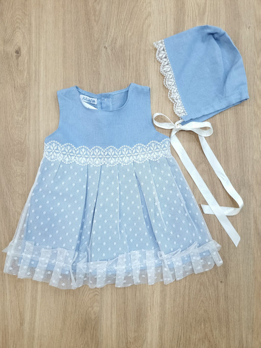 Vestido Celeste, con encaje blanco en falda, incluye gorro. 3M