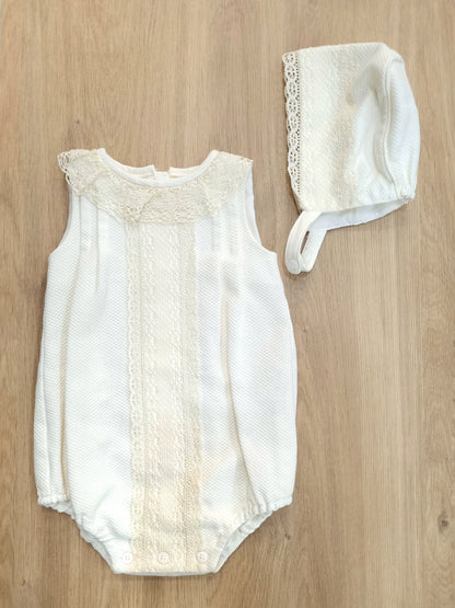 Enterizo Crema con Gorro. 12M