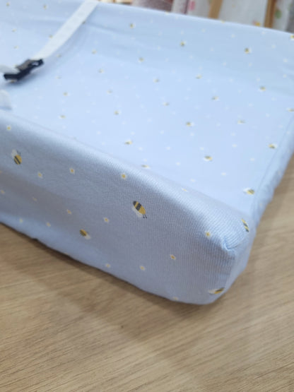 Funda de Cambiador. Abejita lila