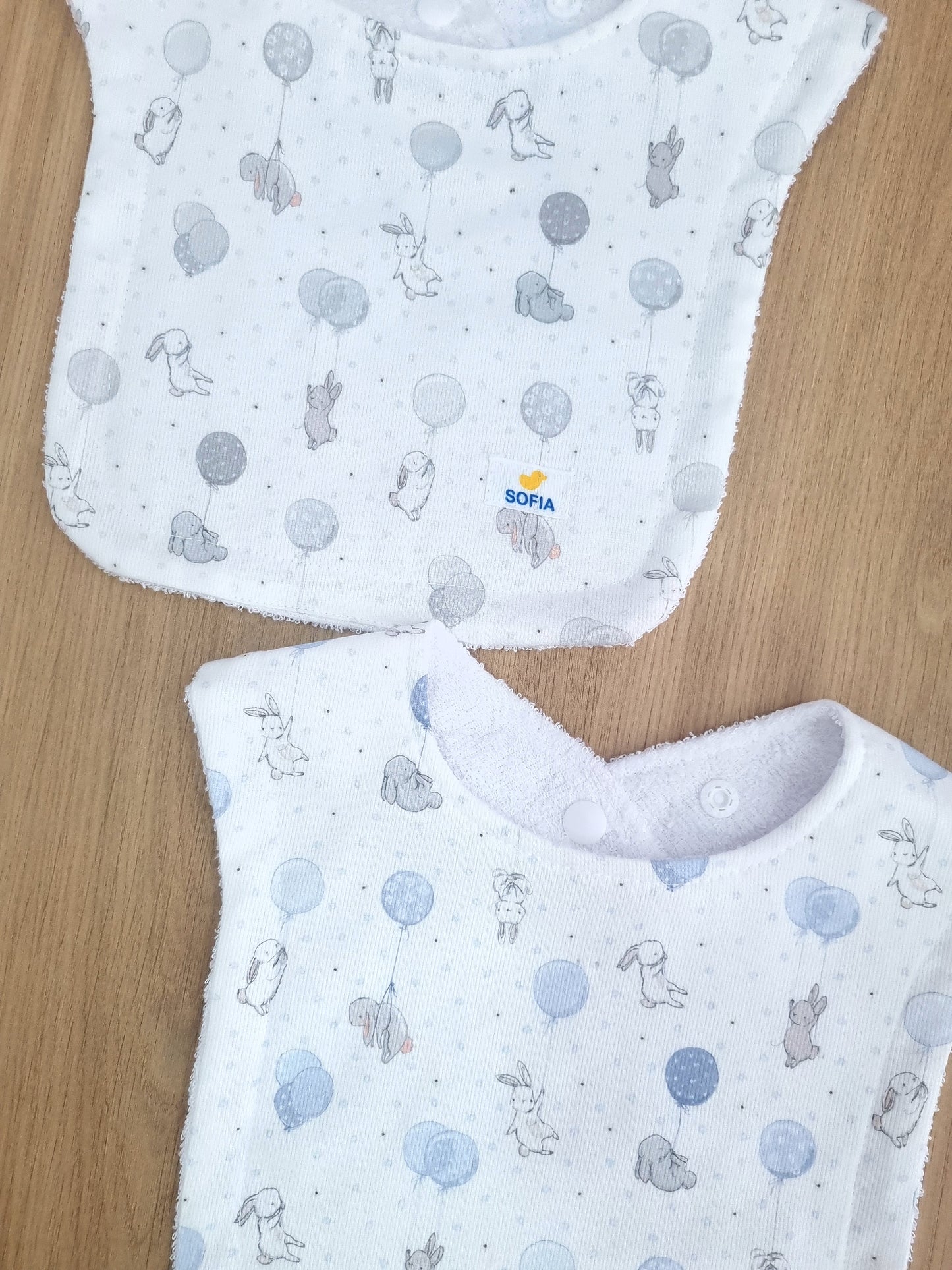 Set de 2 baberos. Conejito Gris y azul