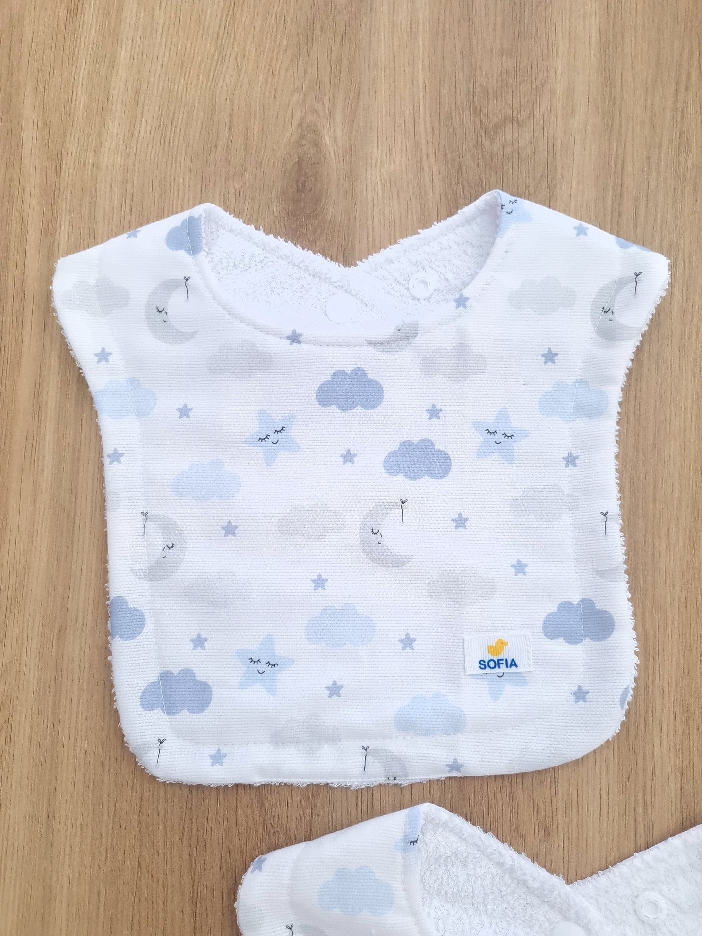 Set de 2 baberos. Cielo azul