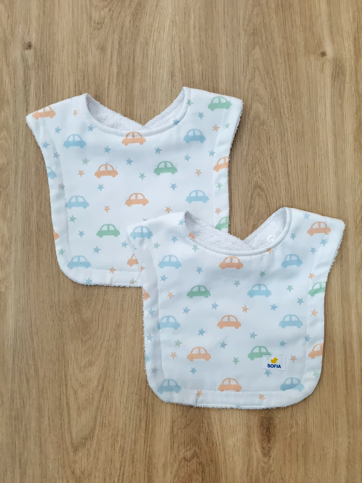 Set de 2 baberos. Carritos