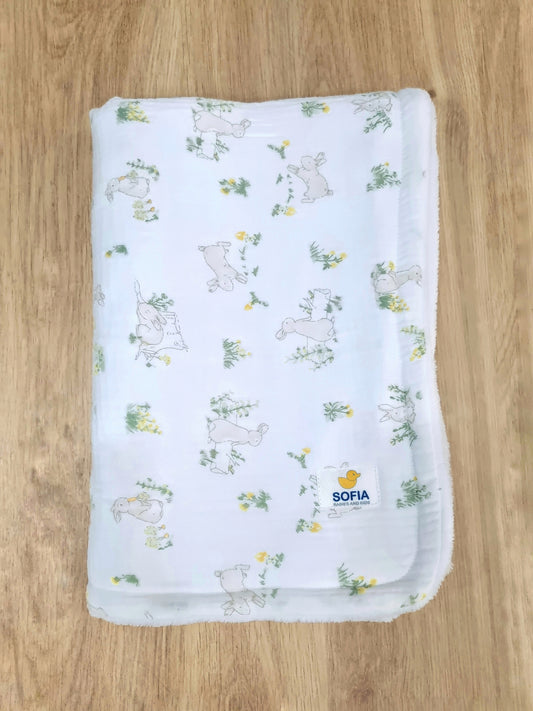 Colcha Polar. Muselina de conejitos
