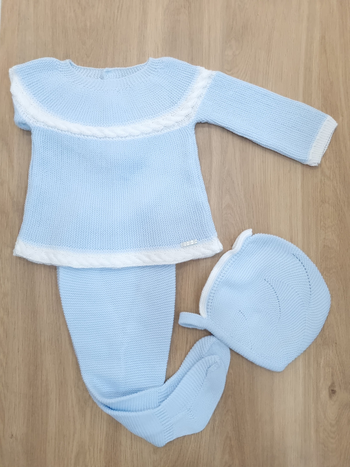 Celeste pastel con detalle de trenza blanco. 6M